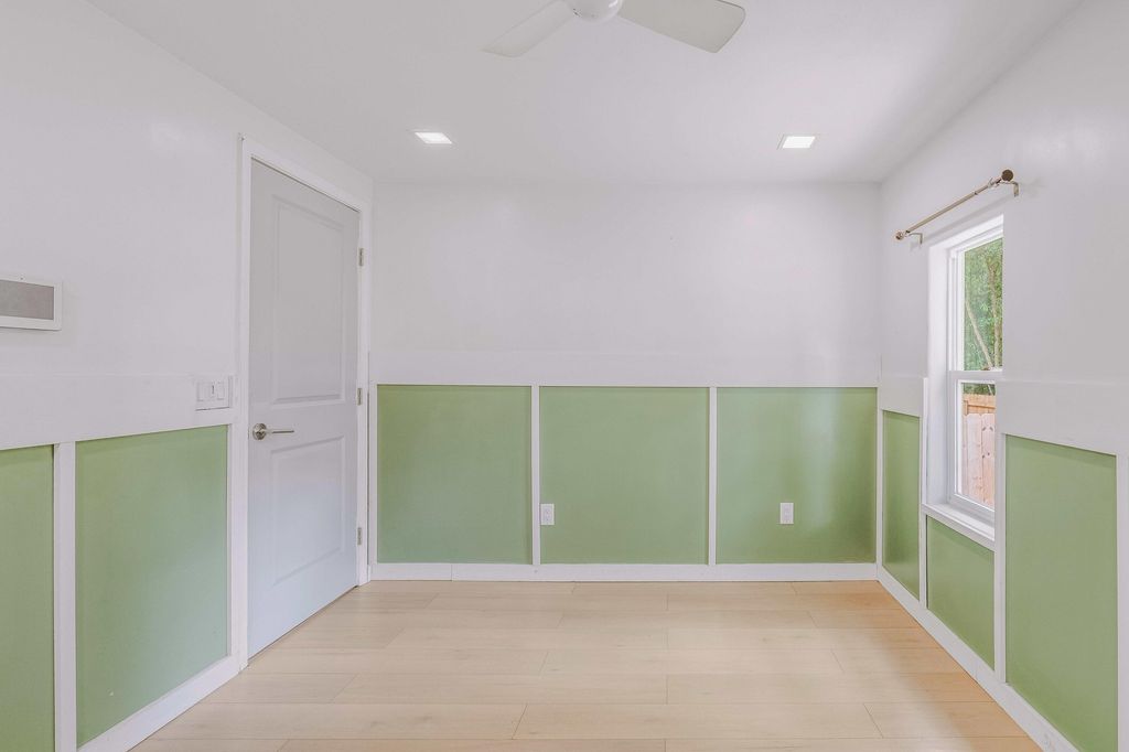 Image 9 of property listing at 334 E Chestnut Avenue, Crestview, FL 32539