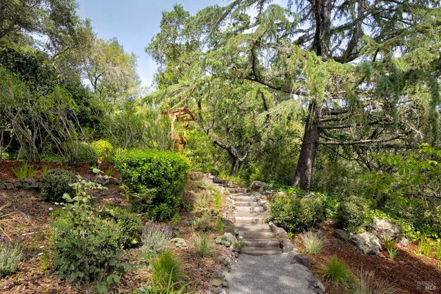 450 Woodland Rd, Kentfield, CA 94904