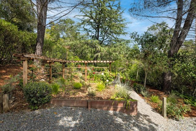 450 Woodland Rd, Kentfield, CA 94904