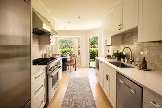 450 Woodland Rd, Kentfield, CA 94904