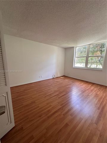 250 Jacaranda Dr 305, Plantation, FL 33324