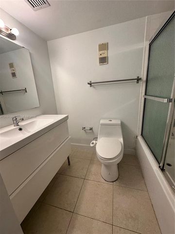 250 Jacaranda Dr 305, Plantation, FL 33324