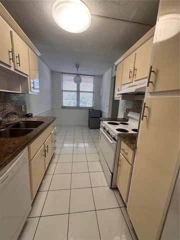 250 Jacaranda Dr 305, Plantation, FL 33324