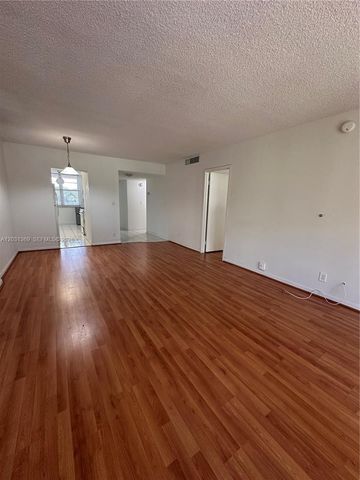 250 Jacaranda Dr 305, Plantation, FL 33324