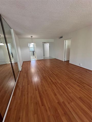 250 Jacaranda Dr 305, Plantation, FL 33324