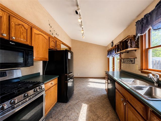 213 College St, Ellwood City, PA 16117