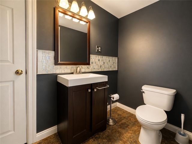 213 College St, Ellwood City, PA 16117