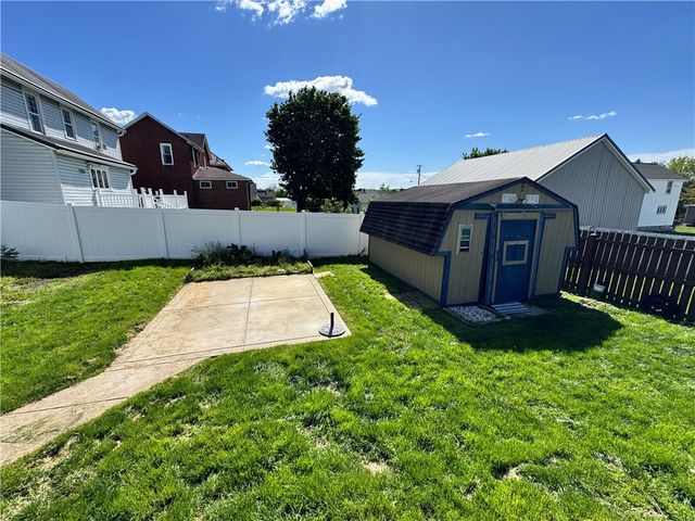 213 College St, Ellwood City, PA 16117