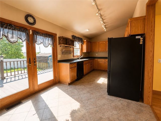 213 College St, Ellwood City, PA 16117