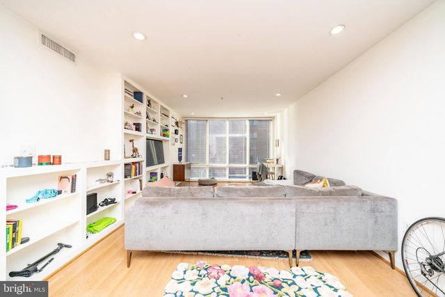 1423 Newton St NW Apt 202, Washington, DC 20010