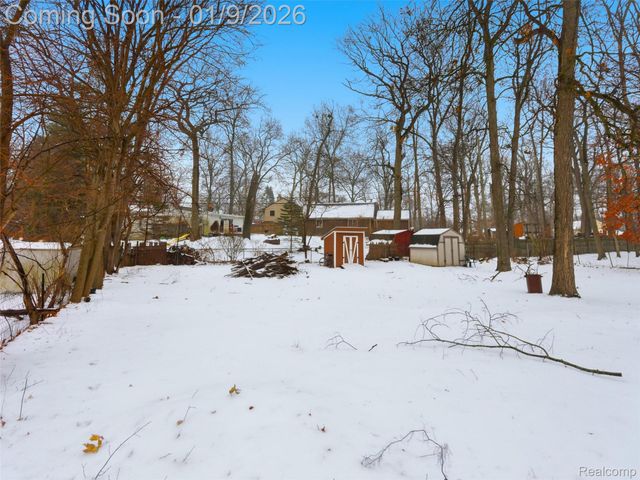 4350 Lotus Drive, Waterford Charter Township, MI 48329