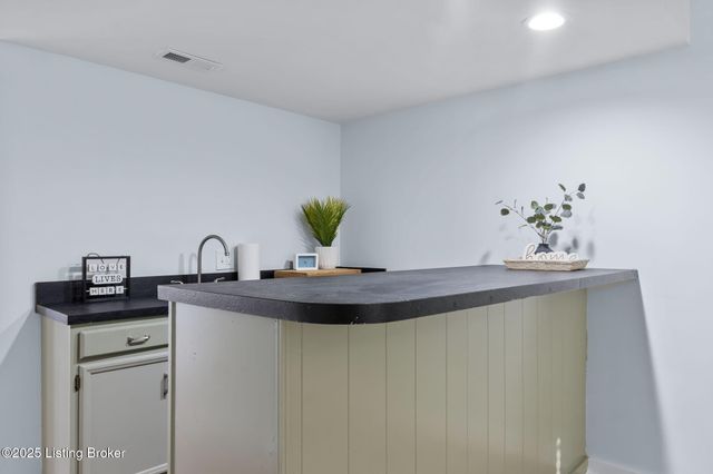 2925 Six Mile Ln, Louisville, KY 40220