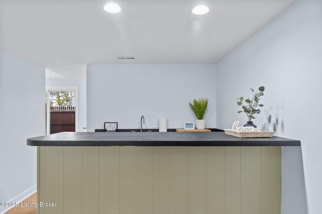 2925 Six Mile Ln, Louisville, KY 40220