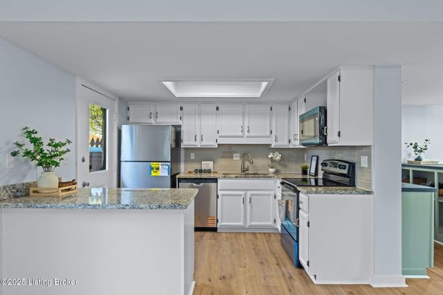 2925 Six Mile Ln, Louisville, KY 40220