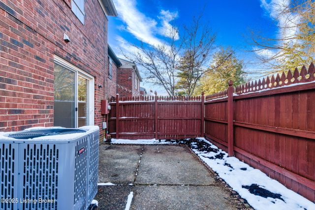 2925 Six Mile Ln, Louisville, KY 40220