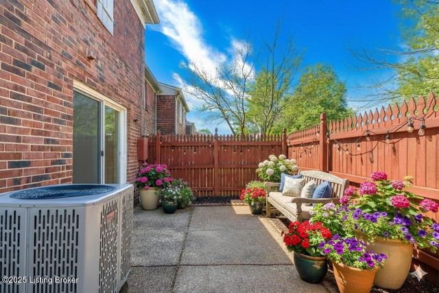 2925 Six Mile Ln, Louisville, KY 40220