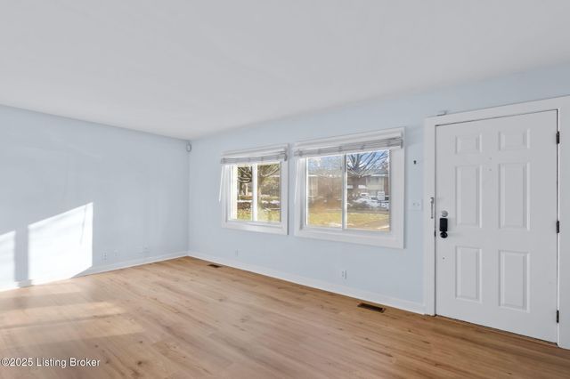 2925 Six Mile Ln, Louisville, KY 40220