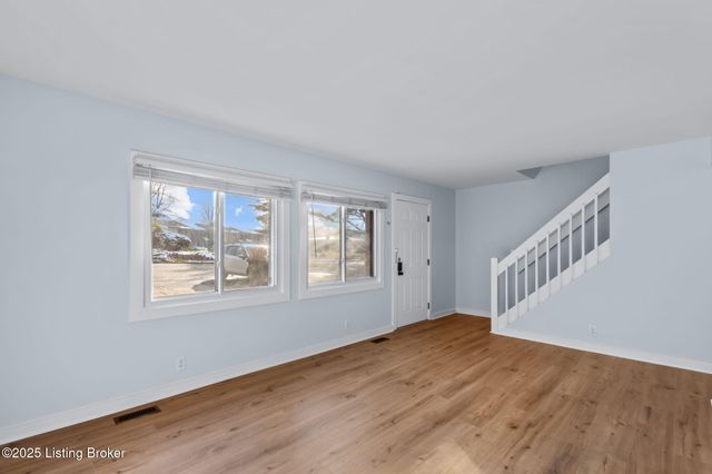 2925 Six Mile Ln, Louisville, KY 40220