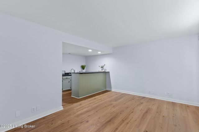 2925 Six Mile Ln, Louisville, KY 40220