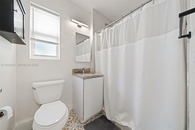 272 NW 42nd St, Miami, FL 33127