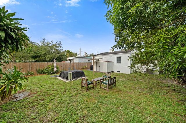 272 NW 42nd St, Miami, FL 33127