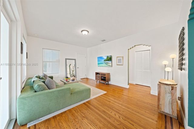 272 NW 42nd St, Miami, FL 33127