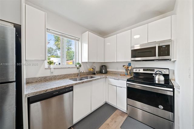 272 NW 42nd St, Miami, FL 33127