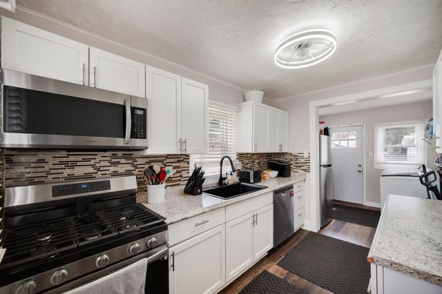 1325 E Tiffin Avenue, Des Moines, IA 50316