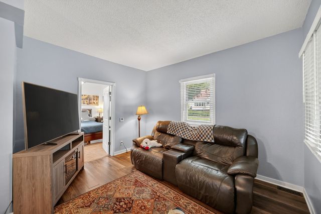 1325 E Tiffin Avenue, Des Moines, IA 50316