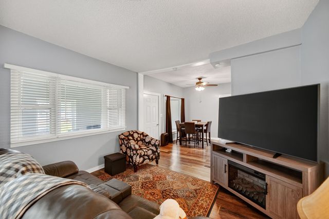 1325 E Tiffin Avenue, Des Moines, IA 50316