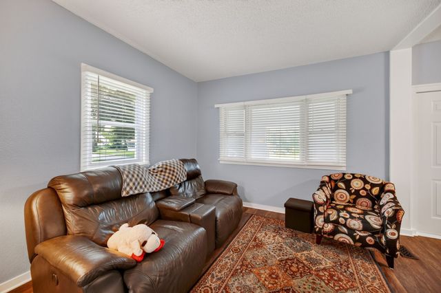 1325 E Tiffin Avenue, Des Moines, IA 50316