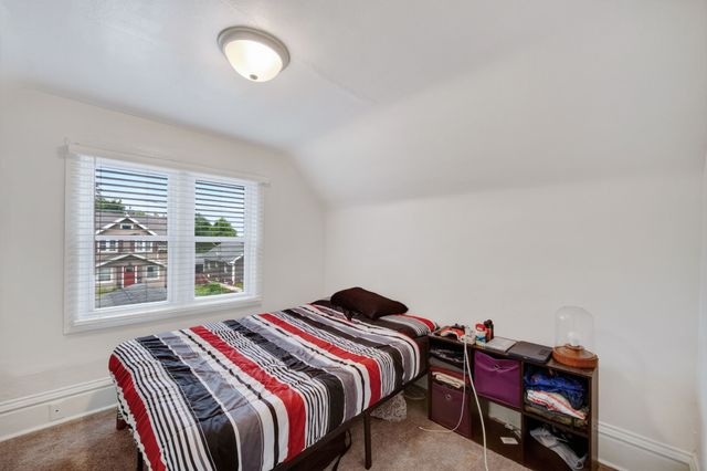 1325 E Tiffin Avenue, Des Moines, IA 50316