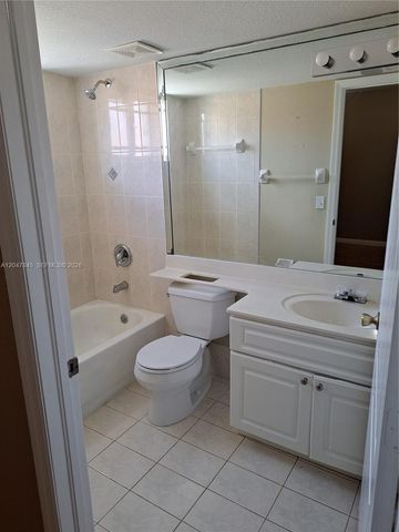 17318 NW 74th Ave 202, Hialeah, FL 33015