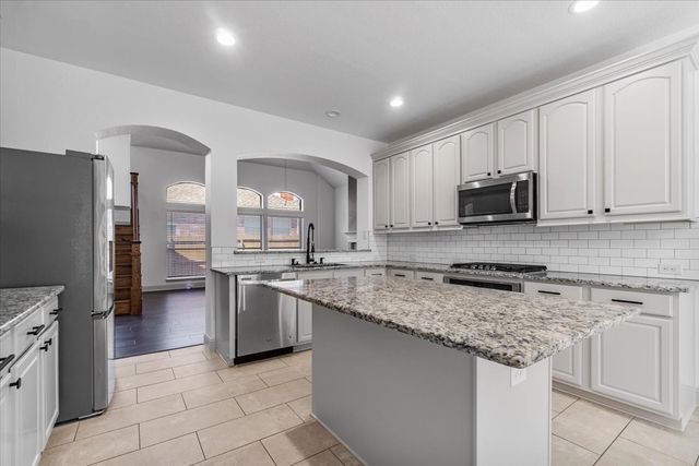 2468 Lakeland Drive, Grand Prairie, TX 75054