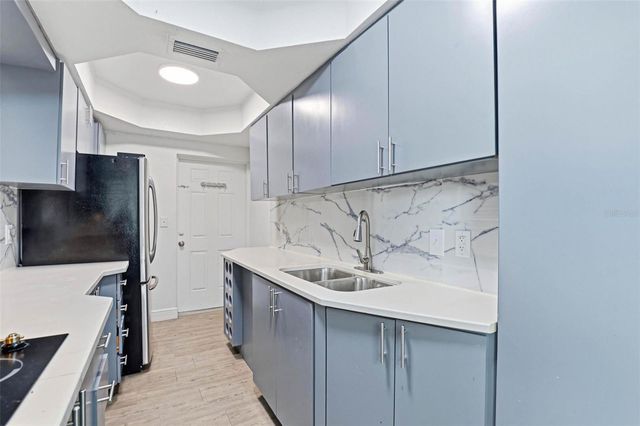 2521 W CREST AVENUE, Tampa, FL 33614