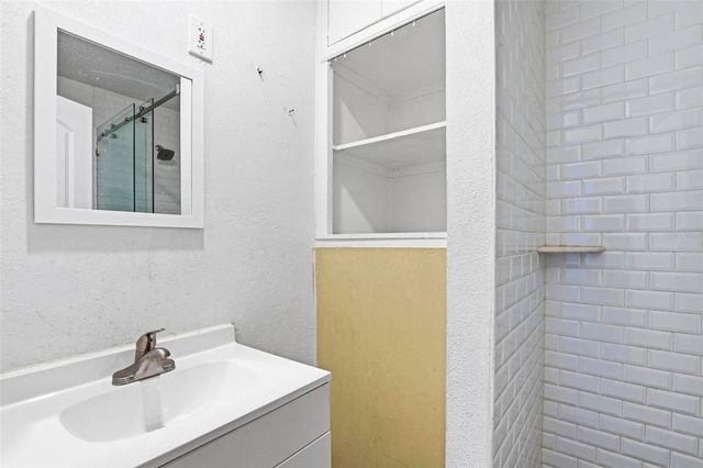 2521 W CREST AVENUE, Tampa, FL 33614