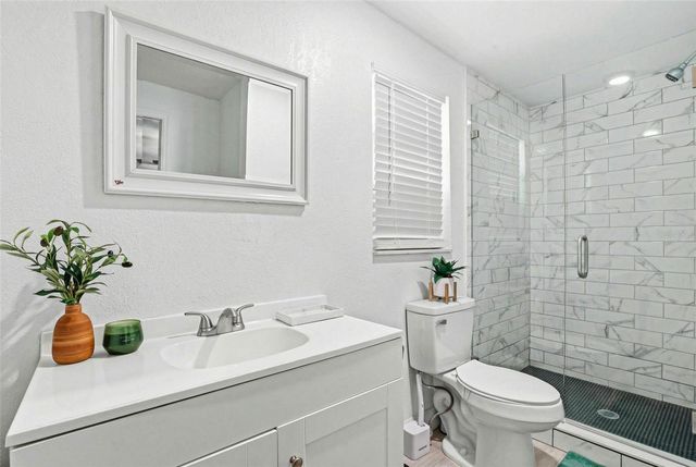 2521 W CREST AVENUE, Tampa, FL 33614