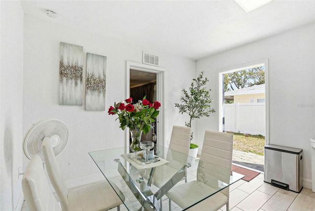 2521 W CREST AVENUE, Tampa, FL 33614