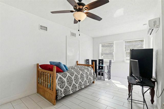 2521 W CREST AVENUE, Tampa, FL 33614