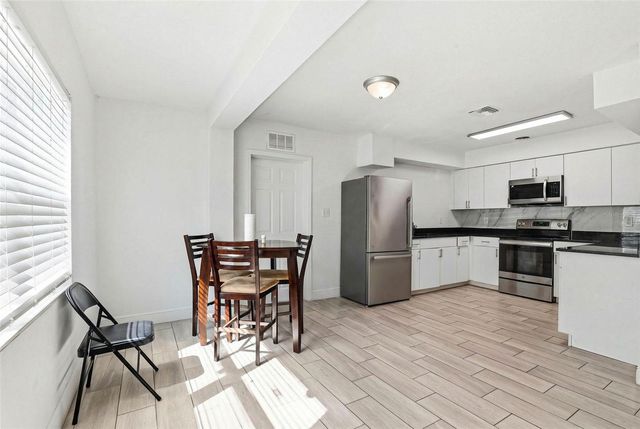 2521 W CREST AVENUE, Tampa, FL 33614