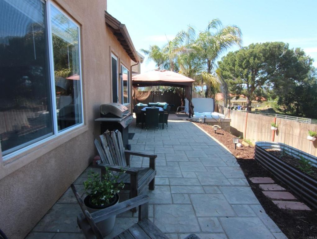 Image 17 of property listing at 445 Poets Square, Fallbrook, CA 92028
