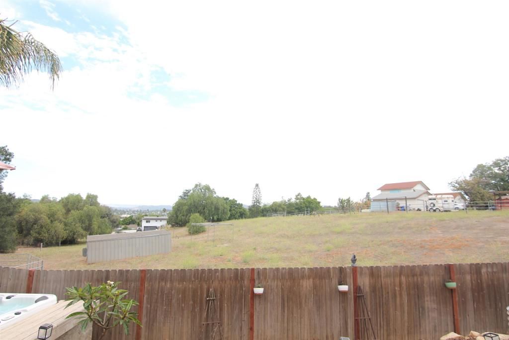 Image 23 of property listing at 445 Poets Square, Fallbrook, CA 92028