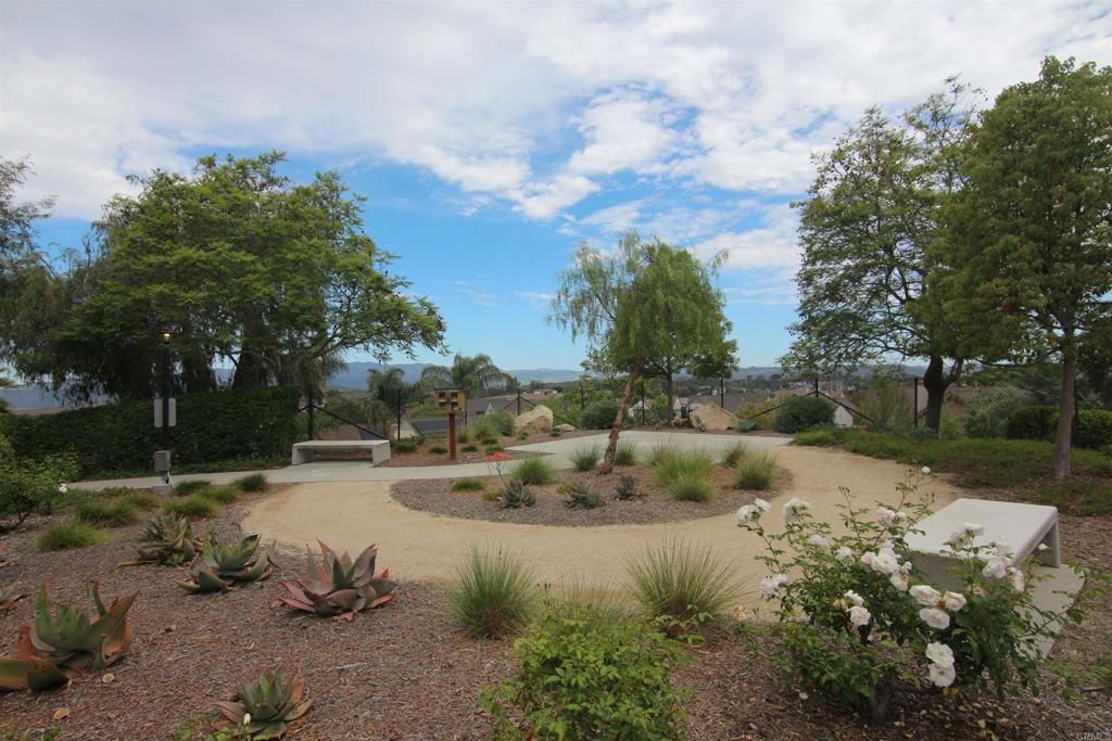 Image 24 of property listing at 445 Poets Square, Fallbrook, CA 92028
