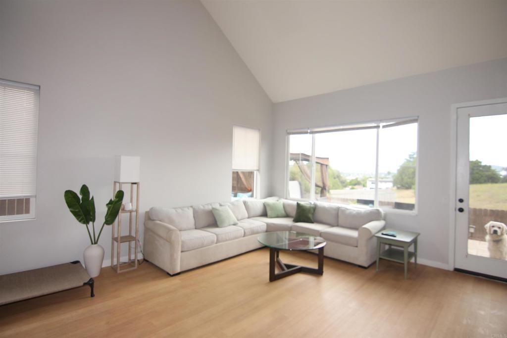 Image 7 of property listing at 445 Poets Square, Fallbrook, CA 92028