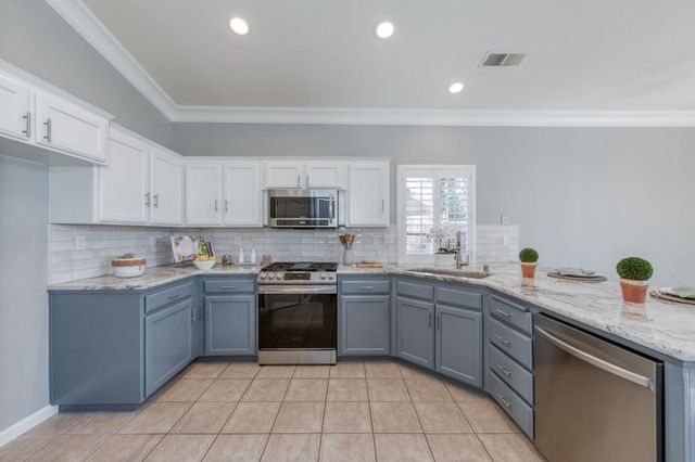 8450 N Saffron Court, Fresno, CA 93720