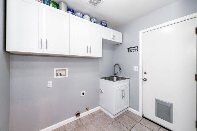 8450 N Saffron Court, Fresno, CA 93720