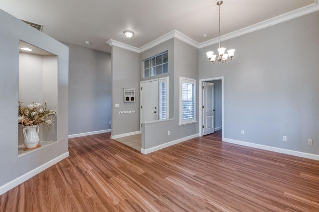 8450 N Saffron Court, Fresno, CA 93720