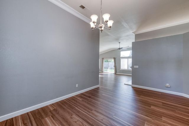 8450 N Saffron Court, Fresno, CA 93720