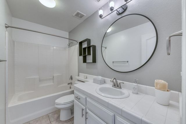 8450 N Saffron Court, Fresno, CA 93720