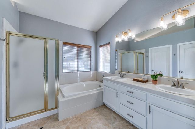 8450 N Saffron Court, Fresno, CA 93720